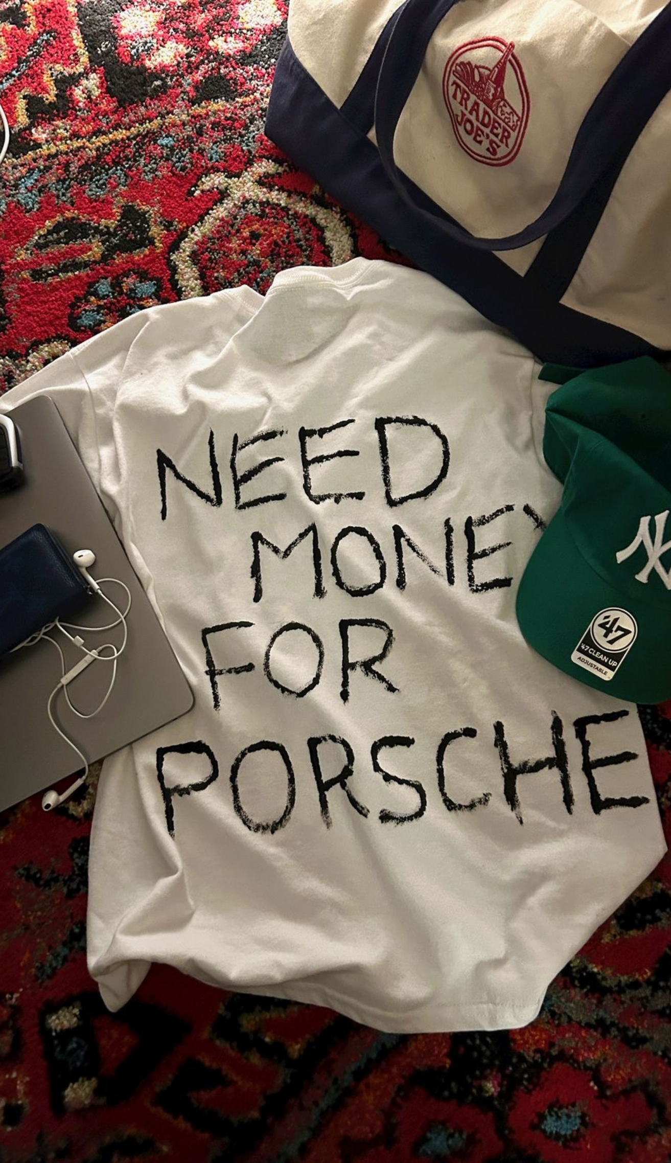 Camiseta con el mensaje "Necesito dinero para un Porsche"